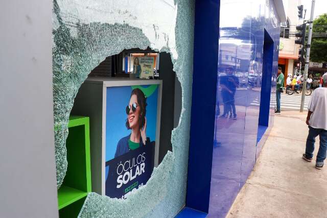 Ladr&otilde;es estouram porta de vidro, mas n&atilde;o levam nada de &oacute;tica