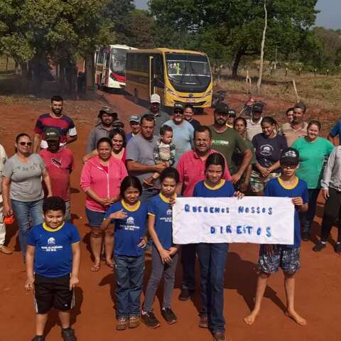 Pais de estudantes protestam para evitar troca de escola a 60 km de casa