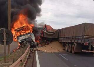 Acidente entre carretas trava BR-163 e provoca 5 km de congestionamento