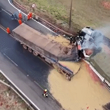 Carretas batem de frente e motorista morre carbonizado em viaduto na Capital