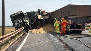 Carretas batem de frente e motorista morre carbonizado em viaduto na Capital