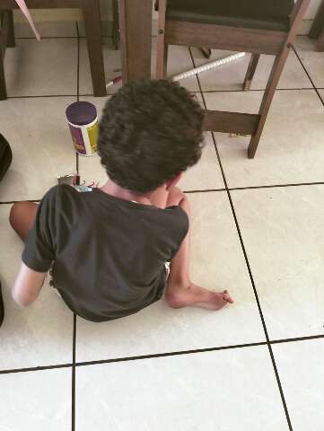 M&atilde;es dizem que filhos autistas ficam meses sem estudar por falta de assistentes