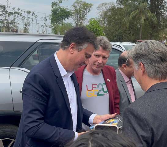 Reitor paga promessa correndo ap&oacute;s 16 anos esperando obra