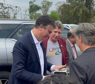 Reitor paga promessa correndo ap&oacute;s 16 anos esperando obra