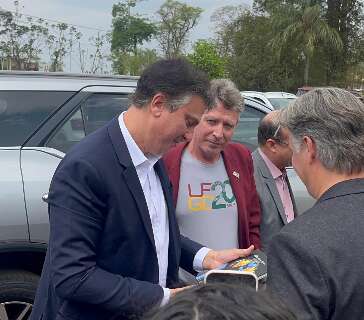 Reitor paga promessa correndo ap&oacute;s 16 anos esperando obra
