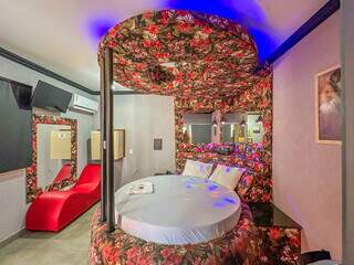 Motel Gruta do Amor: onde a rotina encontra uma pausa 