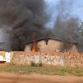 Casa onde jovem foi v&iacute;tima de feminic&iacute;dio &eacute; destru&iacute;da por inc&ecirc;ndio