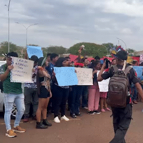 Ministro da Educa&ccedil;&atilde;o &eacute; recebido com protesto de estudantes ind&iacute;genas em Dourados
