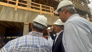 Ministro visita expans&atilde;o de hospital da UFGD e recebe capacete de &ldquo;fiscal&rdquo;