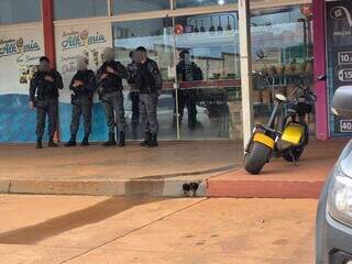 Ap&oacute;s 4 horas, Gaeco sai de papelaria em Sidrol&acirc;ndia levando malotes 