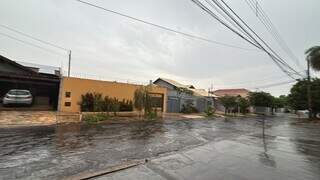 Outubro come&ccedil;a com chuva e risco de tempestade em Campo Grande