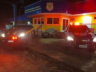 Motorista &eacute; preso ao transportar 106 kg de coca&iacute;na com a esposa e o filho
