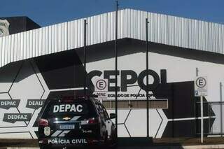 Mulher agride vizinha, amea&ccedil;a com fac&atilde;o e acerta soco em PM durante confus&atilde;o