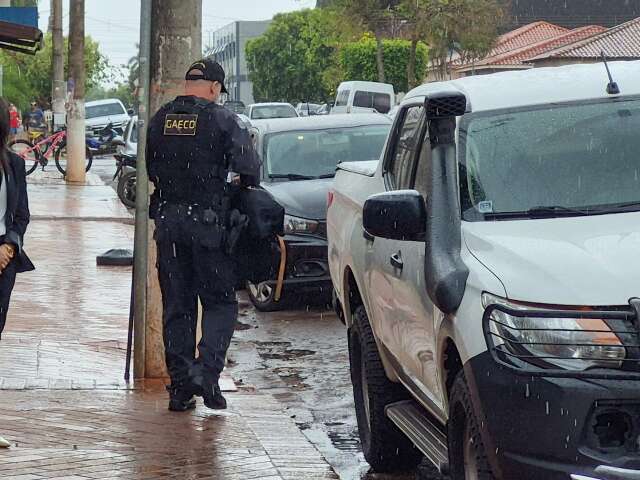 Ap&oacute;s 4 horas, Gaeco sai de papelaria em Sidrol&acirc;ndia levando malotes 