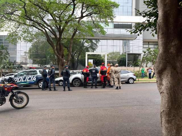 Homem &eacute; encontrado morto dentro de carro em fila dupla no Jardim dos Estados