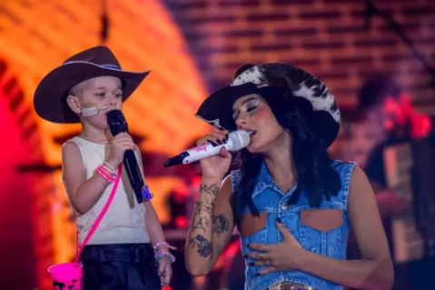 F&atilde; mirim viraliza cantando Ana Castela em sess&atilde;o de quimioterapia 