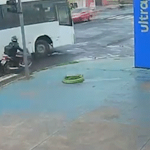 Motociclista fica preso embaixo de &ocirc;nibus ap&oacute;s acidente em avenida