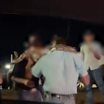 Jovem exibe cobra enrolada no pesco&ccedil;o em frente a bar de Campo Grande