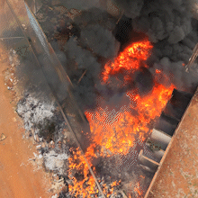 Fuma&ccedil;a de inc&ecirc;ndio em reciclagem abandonada pode ser vista a 8 km de dist&acirc;ncia