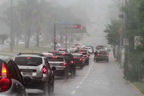 Outubro come&ccedil;a com chuva e risco de tempestade em Campo Grande