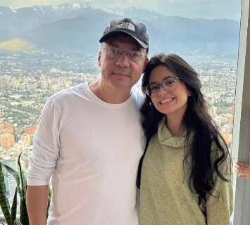 Ap&oacute;s 15 anos, filha grava can&ccedil;&atilde;o que o pai comp&ocirc;s quando ela nasceu