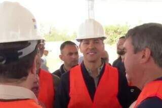 Autoridades chegam de balsa ao lado paraguaio de ponte da Rota Bioce&acirc;nica