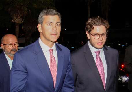 Em visita in&eacute;dita, presidente paraguaio recebe honras militares na Capital