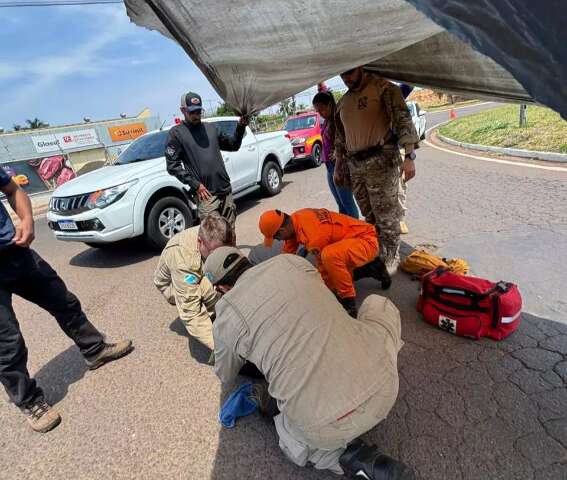 Motociclista &eacute; atropelada em rotat&oacute;ria e motorista foge sem prestar socorro