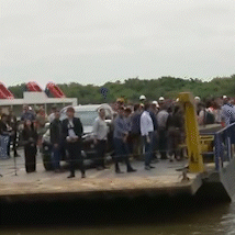 Autoridades chegam de balsa ao lado paraguaio de ponte da Rota Bioce&acirc;nica