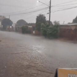 Pancadas de chuva formam enxurradas em diferentes regi&otilde;es de Campo Grande