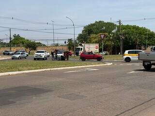 Motociclista &eacute; atropelada em rotat&oacute;ria e motorista foge sem prestar socorro