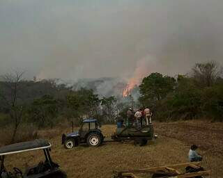 Brigadistas passam a madrugada combatendo fogo no Parque do Taquari