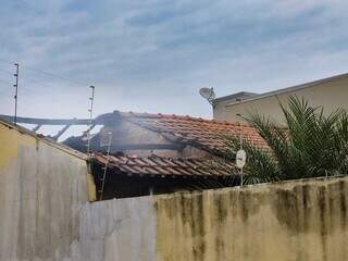 Mulher foi esfaqueada, arrastada at&eacute; quarto e incendiada