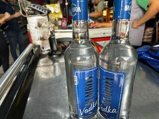 Decon e Garras recolhem garrafas de cacha&ccedil;a e vodka em conveni&ecirc;ncia e mercado