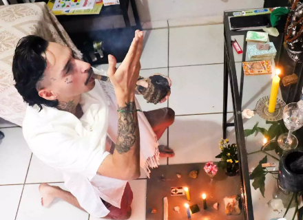 Longe do satanismo, Kalebe mostra o lado real de um bruxo em 2025