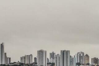 Capital tem c&eacute;u nublado e calor deve predominar no fim de semana