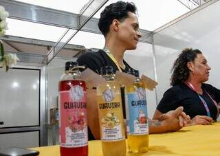 Varanda virou f&aacute;brica de kombucha e amigos sonham vender de guavira