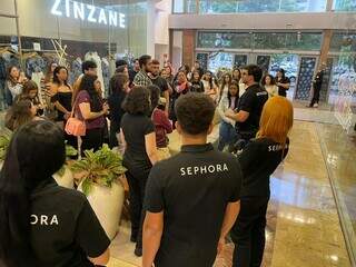 Fila come&ccedil;a &agrave; 1h da manh&atilde; para abertura da Sephora em Campo Grande