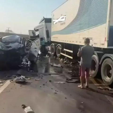 Colis&atilde;o frontal entre Hilux e carreta mata homem na BR-158