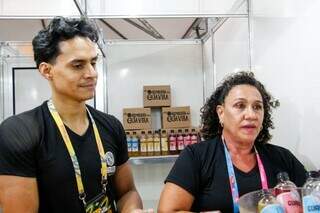 Varanda virou f&aacute;brica de kombucha e amigos sonham vender de guavira