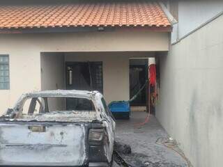 Mulher foi esfaqueada, arrastada at&eacute; quarto e incendiada