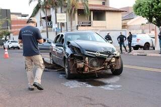 Ao fugir de blitz, motorista atropela policial, bate em carro e acaba preso