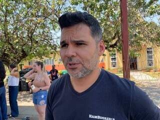 Com m&uacute;sica e divers&atilde;o, crian&ccedil;as recebem 500 hamb&uacute;rgueres em a&ccedil;&atilde;o
