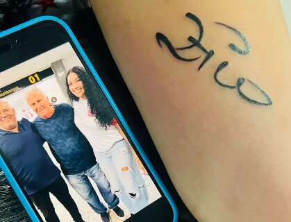 F&atilde; tatua aut&oacute;grafo de Zico ap&oacute;s encontro com &iacute;dolo do Flamengo