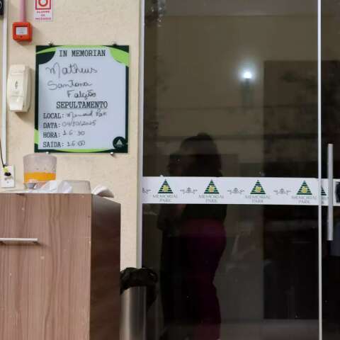 Dor e sil&ecirc;ncio: fam&iacute;lia se despede do jovem morto em caso suspeito de metanol
