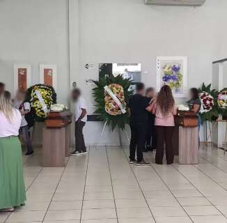 V&iacute;tima e suspeito de feminic&iacute;dio t&ecirc;m despedida com caix&otilde;es lado a lado 