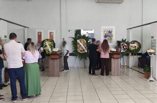 V&iacute;tima e suspeito de feminic&iacute;dio t&ecirc;m despedida com caix&otilde;es lado a lado 