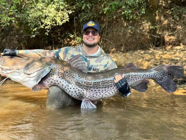 &quot;A bruxaria aconteceu&quot;: empres&aacute;rio comemora pesca de pintado de 1,74 metro