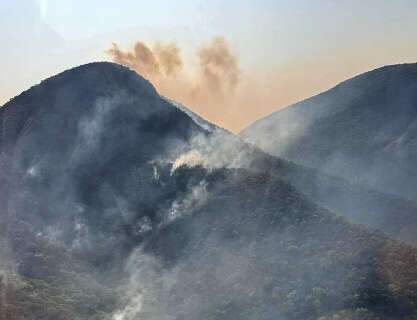 Combates a&eacute;reo e por terra concentram o cerco ao fogo no topo da Serra do Amolar