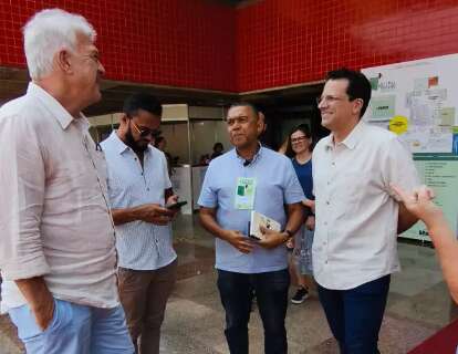 Pedro Bial visita Bienal Pantanal e sa&uacute;da Manoel de Barros 